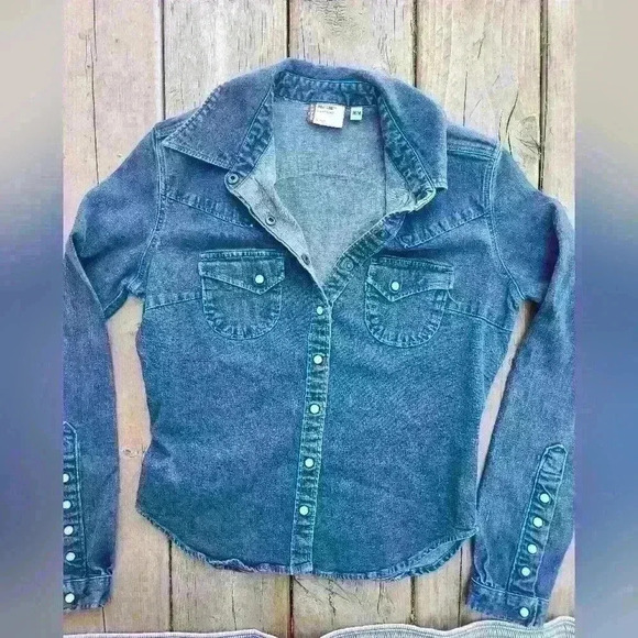 LEVI'S DENIM SHIRT SIZE MED - Picture 2 of 7